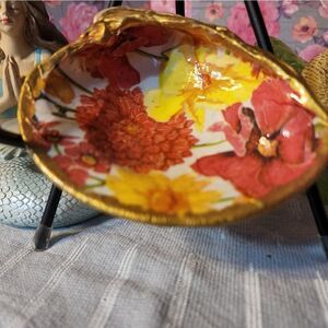 DECOUPAGE CLAM SHELL WITH FLOWERS